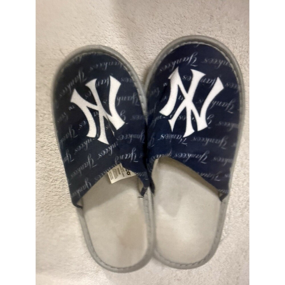 New York Yankees Forever Collectibles ( FOCO) slippers Youth Size XL ( 7-8)